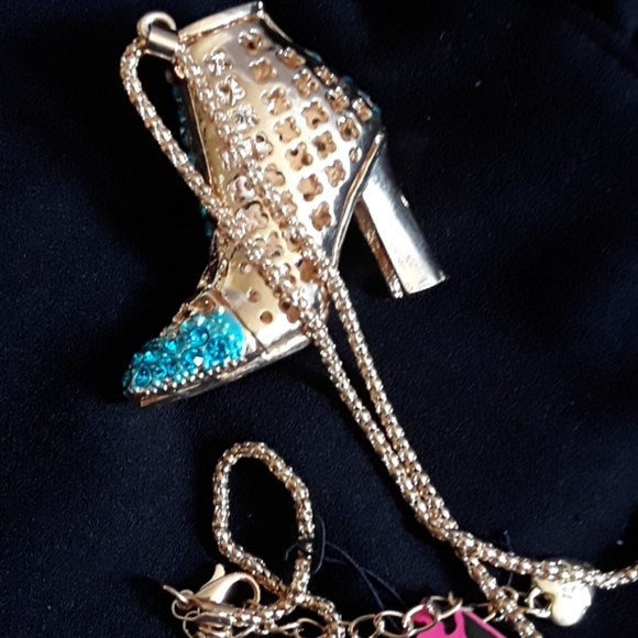 CRYSTAL BOOT NECKLACE - Picture 6 of 7